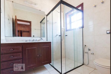 Casa de condomínio à venda com 384m², 4 quartos e 4 vagas Casa de condomínio à venda com 384m², 4 quartos e 4 vagasBanheiro da Suíte 1