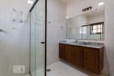 Casa de condomínio à venda com 384m², 4 quartos e 4 vagas Casa de condomínio à venda com 384m², 4 quartos e 4 vagasBanheiro da Suíte 2