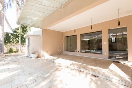 Casa de condomínio à venda com 384m², 4 quartos e 4 vagas Casa de condomínio à venda com 384m², 4 quartos e 4 vagasQuintal