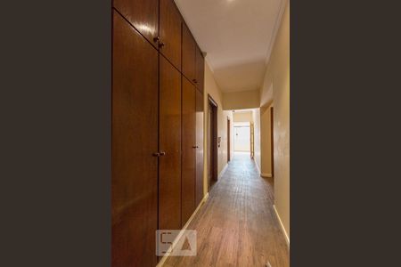 Casa de condomínio à venda com 384m², 4 quartos e 4 vagas Casa de condomínio à venda com 384m², 4 quartos e 4 vagasCorredor