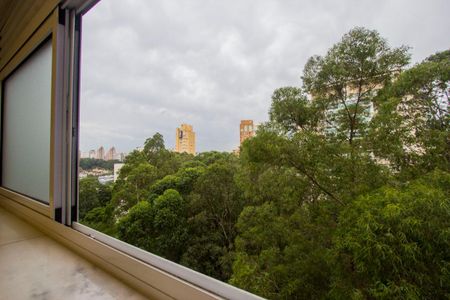 Janela Área de Serviço  de apartamento para alugar com 2 quartos, 130m² em Vila Andrade, São Paulo