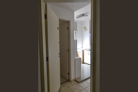 Entrada do apartamento, lavabo e cozinha americana de apartamento para alugar com 1 quarto, 45m² em Perdizes, São Paulo