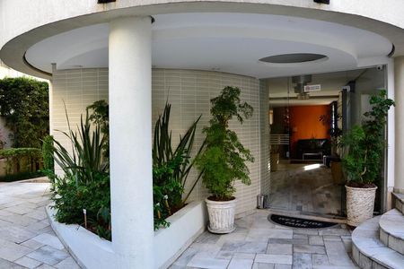 Entrada do prédio de apartamento para alugar com 1 quarto, 45m² em Perdizes, São Paulo
