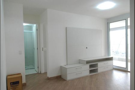 Sala e acesso ao banheiro e quarto de apartamento para alugar com 1 quarto, 52m² em Consolação, São Paulo