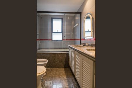 Apartamento para alugar com 210m², 4 quartos e 2 vagas Apartamento para alugar com 210m², 4 quartos e 2 vagasBanheiro do quarto 4