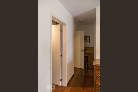 Apartamento para alugar com 210m², 4 quartos e 2 vagas Apartamento para alugar com 210m², 4 quartos e 2 vagasPorta do closet do Quarto 4
