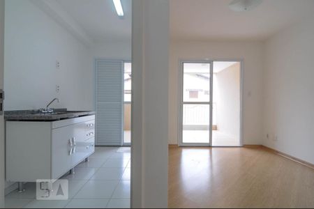 Apartamento à venda com 60m², 2 quartos e 1 vagaCozinha, sala e varanda, vistos da entrada do apartamento