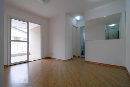 Sala, varanda e acesso aos quartos, vistos da entrada do apartamento de apartamento à venda com 2 quartos, 60m² em Saúde, São Paulo