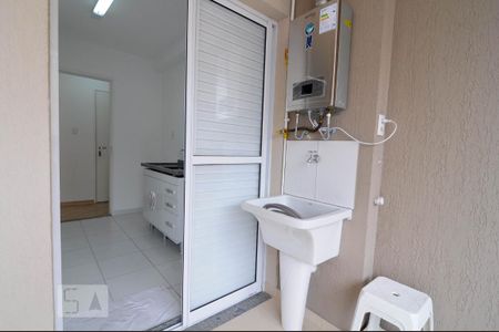 Apartamento à venda com 60m², 2 quartos e 1 vagaÁrea de serviço, cozinha e entrada do apartamento, vistos da varanda