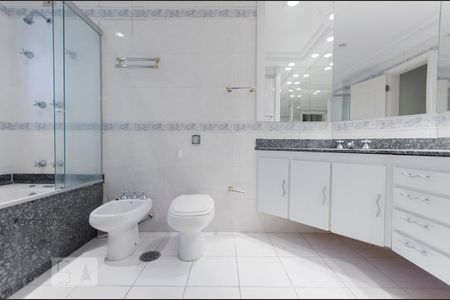 Apartamento à venda com 200m², 3 quartos e 3 vagasbanheiro 