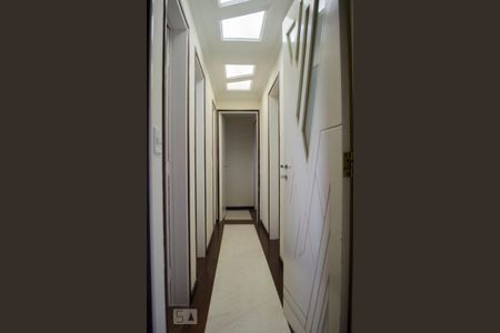 Corredor acesso aos quartos. de apartamento para alugar com 3 quartos, 75m² em Mirandópolis, São Paulo