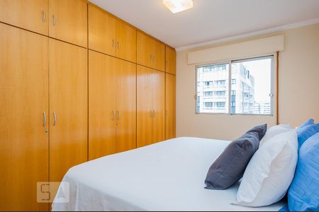 Quarto casal com armários planejados 6 portas de apartamento para alugar com 2 quartos, 70m² em Indianópolis, São Paulo
