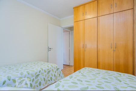 Quarto 2 com armários planejados 4 portas de apartamento para alugar com 2 quartos, 70m² em Indianópolis, São Paulo