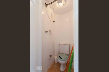 banheiro de serviço de apartamento à venda com 2 quartos, 74m² em Vila Ipojuca, São Paulo