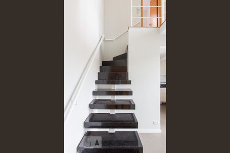 Apartamento para alugar com 60m², 2 quartos e 2 vagasEscada para segundo piso