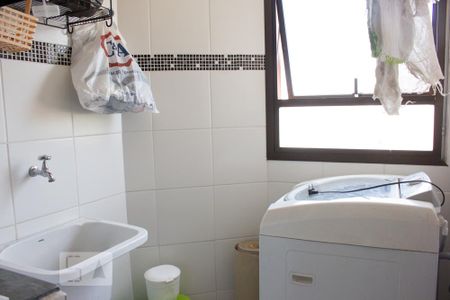 Área de serviço com máquina de lavar de apartamento para alugar com 1 quarto, 48m² em Cambuí, Campinas