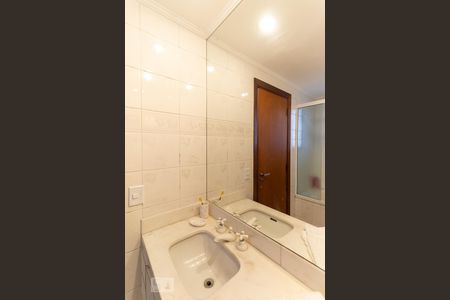 Apartamento à venda com 273m², 4 quartos e 3 vagas Apartamento à venda com 273m², 4 quartos e 3 vagasBanheiro da suíte 3