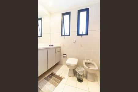Apartamento à venda com 273m², 4 quartos e 3 vagas Apartamento à venda com 273m², 4 quartos e 3 vagasBanheiro da suíte 1