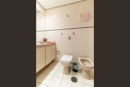 Apartamento à venda com 273m², 4 quartos e 3 vagas Apartamento à venda com 273m², 4 quartos e 3 vagasBanheiro da suíte 2