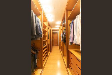 Apartamento à venda com 273m², 4 quartos e 3 vagas Apartamento à venda com 273m², 4 quartos e 3 vagasCloset da suíte máster