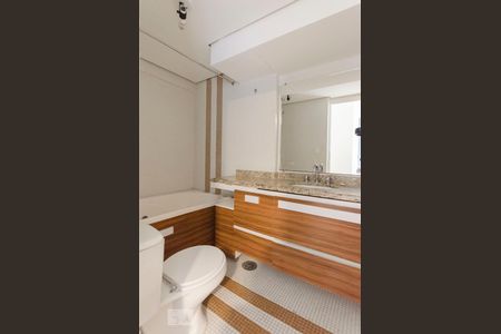 Banheiro de apartamento à venda com 1 quarto, 43m² em Vila Madalena, São Paulo