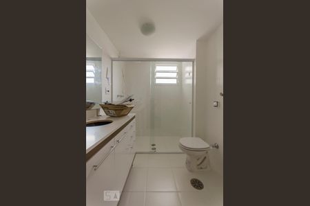 Banheiro de apartamento para alugar com 3 quartos, 129m² em Pinheiros, São Paulo