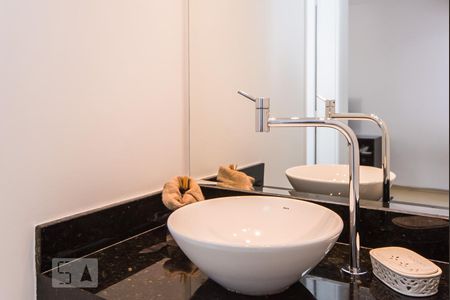 Banheiro de apartamento para alugar com 1 quarto, 50m² em Itaim Bibi, São Paulo