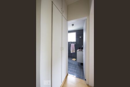 Apartamento para alugar com 64m², 2 quartos e 1 vaga Apartamento para alugar com 64m², 2 quartos e 1 vagaArmário na entrada do banheiro