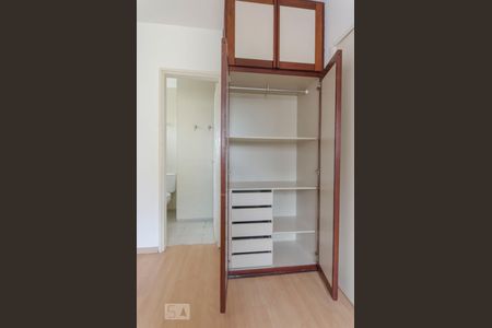 Armario emburido da Suite de apartamento à venda com 1 quarto, 48m² em Pinheiros, São Paulo