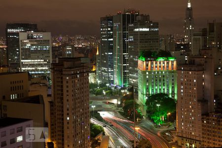 Vista noturna do terraço social de apartamento para alugar com 1 quarto, 46m² em Bela Vista, São Paulo