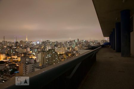 Vista noturna do terraço social de apartamento para alugar com 1 quarto, 46m² em Bela Vista, São Paulo