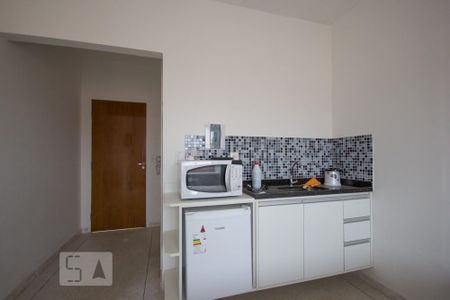 Cozinha ao lado da cama de kitnet/studio para alugar com 1 quarto, 25m² em Jardim Chapadao, Campinas
