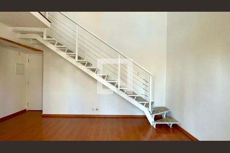 Escada de apartamento para alugar com 1 quarto, 47m² em Sumarezinho, São Paulo