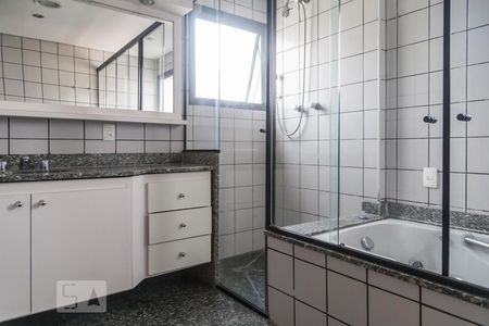 Apartamento à venda com 250m², 3 quartos e 3 vagas Apartamento à venda com 250m², 3 quartos e 3 vagasBanheiro da Suite 2