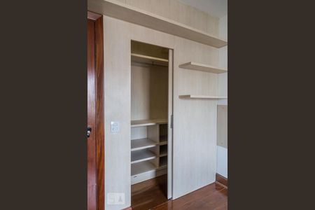 Apartamento à venda com 250m², 3 quartos e 3 vagas Apartamento à venda com 250m², 3 quartos e 3 vagasArmário da Suite 3