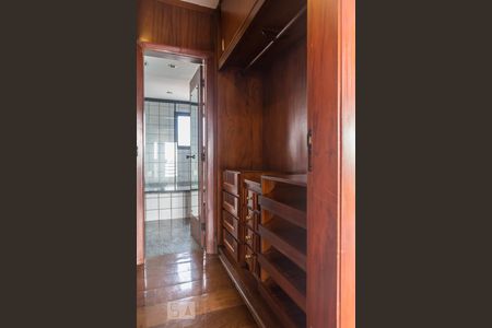 Apartamento à venda com 250m², 3 quartos e 3 vagas Apartamento à venda com 250m², 3 quartos e 3 vagasCloset da Suite 2