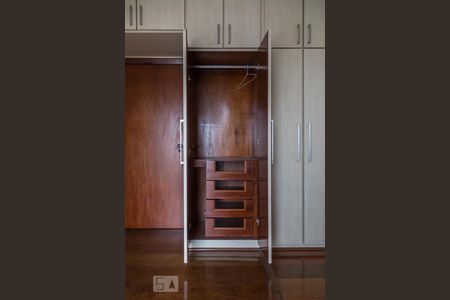 Apartamento à venda com 250m², 3 quartos e 3 vagas Apartamento à venda com 250m², 3 quartos e 3 vagasArmário da Suite 1