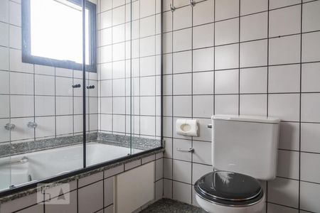 Apartamento à venda com 250m², 3 quartos e 3 vagas Apartamento à venda com 250m², 3 quartos e 3 vagasBanheiro da Suite 2