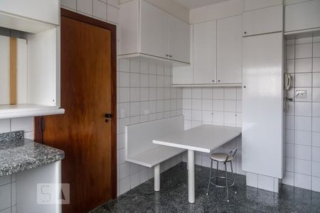 Apartamento à venda com 250m², 3 quartos e 3 vagas Apartamento à venda com 250m², 3 quartos e 3 vagasCozinha
