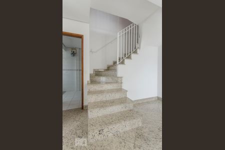 Escada de apartamento para alugar com 3 quartos, 116m² em Alto da Lapa, São Paulo