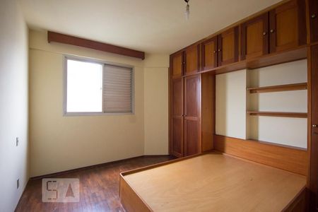 Apartamento à venda com 56m², 1 quarto e 1 vagaQuarto com armários e cama