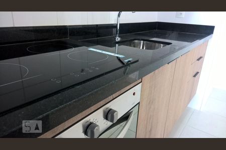 Cozinha com cooktop e forno elétrico de apartamento para alugar com 1 quarto, 50m² em Campo Belo, São Paulo