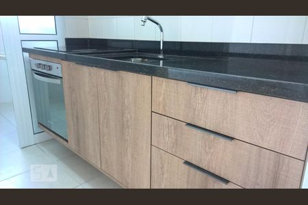 Apartamento para alugar com 50m², 1 quarto e 1 vagaDetalhes da cozinha com cooktop e forno elétrico