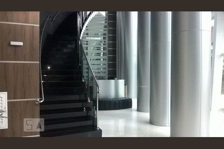 Hall de entrada do prédio de apartamento para alugar com 1 quarto, 50m² em Campo Belo, São Paulo