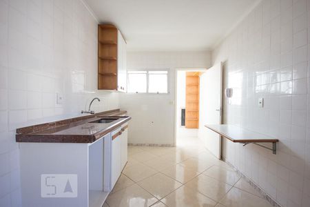 Cozinha com armários e pequena mesa de apartamento para alugar com 1 quarto, 60m² em Botafogo, Campinas