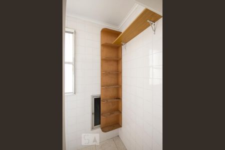 Estante na área de serviço de apartamento para alugar com 1 quarto, 60m² em Botafogo, Campinas