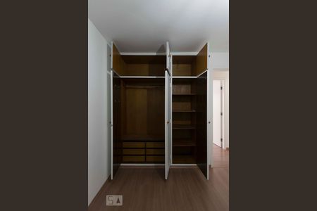 Apartamento para alugar com 118m², 3 quartos e sem vagaQuarto 2 (Armários)