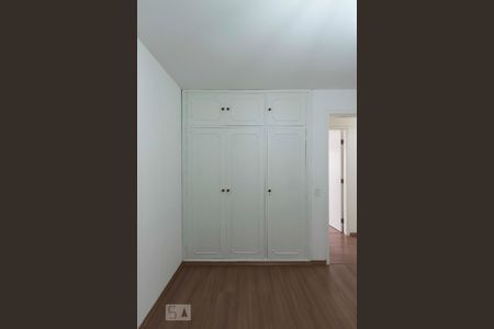 Apartamento para alugar com 118m², 3 quartos e sem vagaQuarto 2 (Armários)