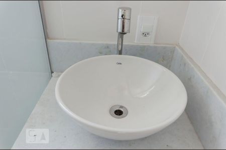 Apartamento para alugar com 58m², 2 quartos e 1 vagaDetalhe banheiro