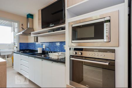 Cozinha com geladeria duplex, forno embutido, microondas, cooktop, coifa de apartamento para alugar com 1 quarto, 51m² em Parque Colonial, São Paulo